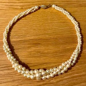 Twisted pearl color necklace